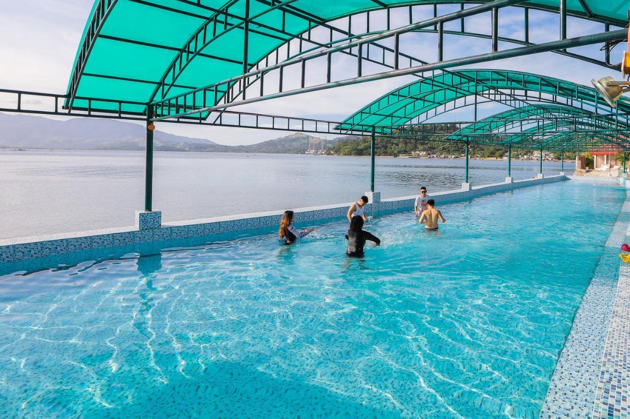 Whiterock Beach Hotel And Waterpark Subic Bay Kültér fotó