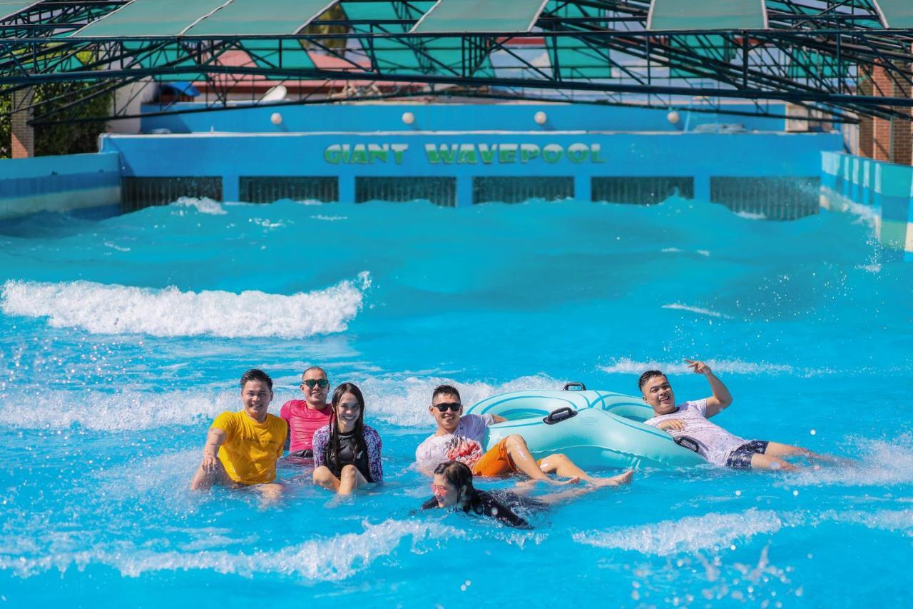 Whiterock Beach Hotel And Waterpark Subic Bay Kültér fotó